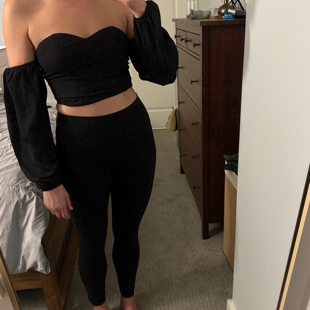 Superdown Black Off-Shoulder Crop Top
